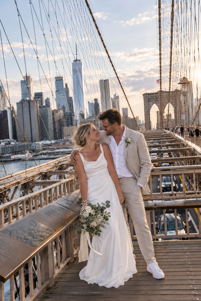 Couple lors de leur mariage à New York sur le pont de Brooklyn